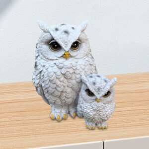 Duo de chouettes blanches, statuettes mère et petit sur table