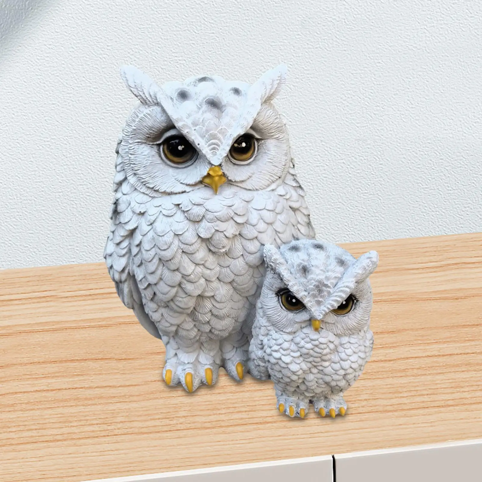 Duo de chouettes blanches, statuettes mère et petit sur table
