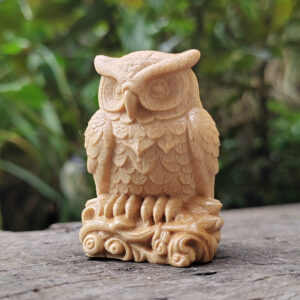 Figurine hibou en bois sur bûche sculptée