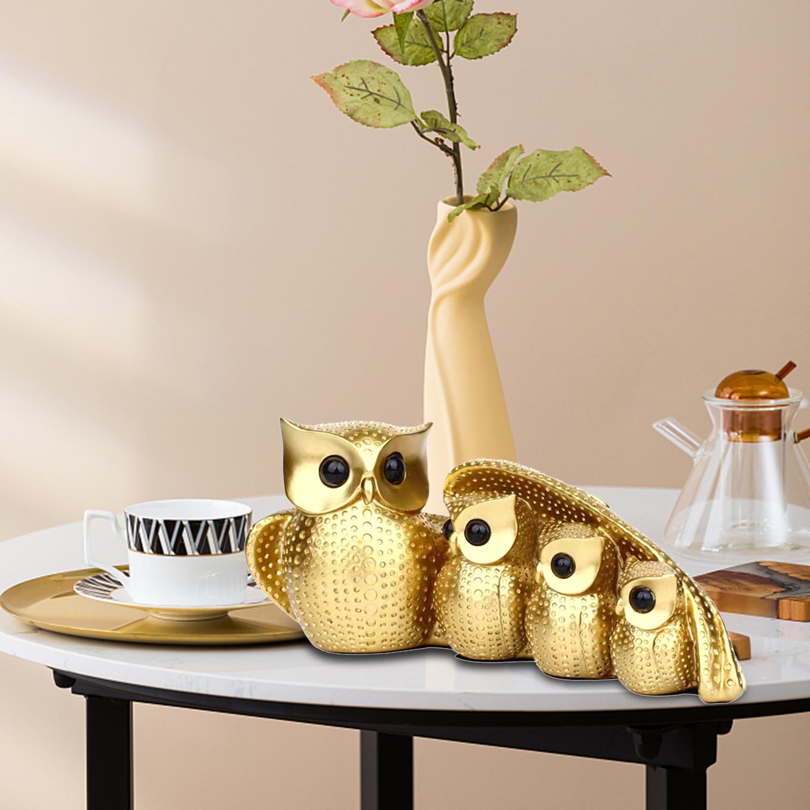 Ensemble de quatre hiboux dorés pour étagère