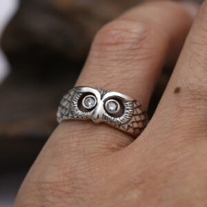 Bague hibou aux yeux cristallins, finition argentée