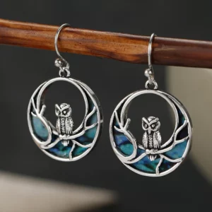 Boucles d’oreilles hibou dans un cercle de lune bleue