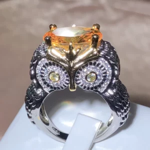 Bague hibou aux yeux ambre, silhouette argentée expressive