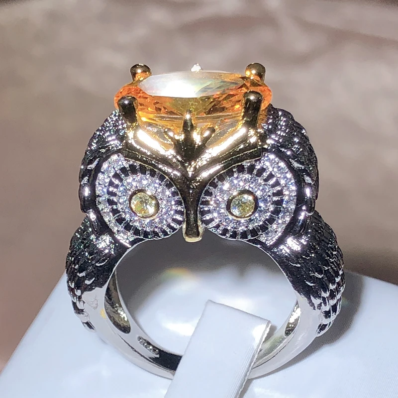 Bague hibou aux yeux ambre, silhouette argentée expressive
