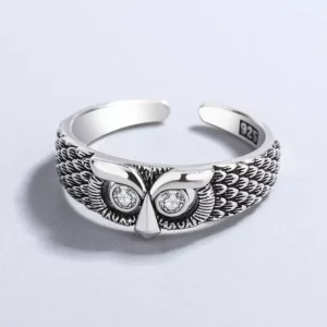 Bague hibou ouverte aux yeux cristal, plumage argenté