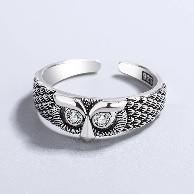 Bague hibou ouverte aux yeux cristal, plumage argenté