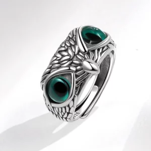 Bague hibou argentée aux yeux vert émeraude