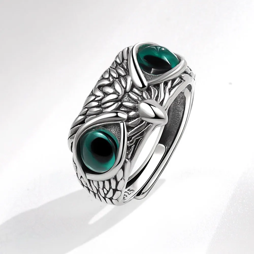 Bague hibou argentée aux yeux vert émeraude