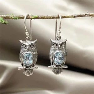 Boucles d’oreilles hibou argenté aux pierres bleu clair