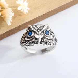 Bague hibou ouverte aux yeux bleu saphir