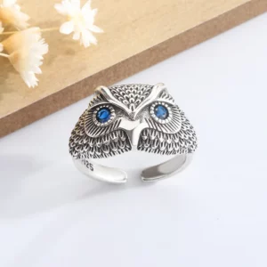 Bague hibou argentée aux yeux bleu intense, regard frontal