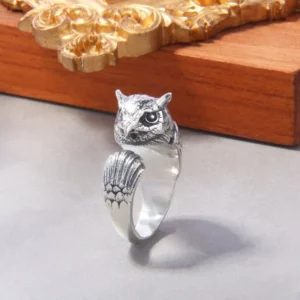Bague hibou aux yeux bleu profond, ailes enveloppantes