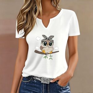 T-shirt hibou blanc, illustration feuillue et regard malicieux